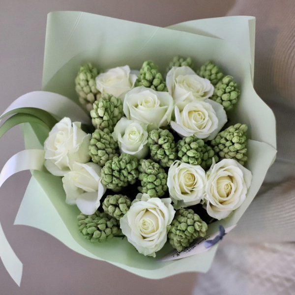 Simple Roses with Hyacinthus - Размер S