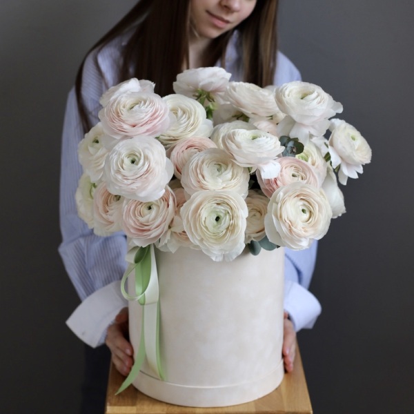 Ranunculus in a hat box - Размер L