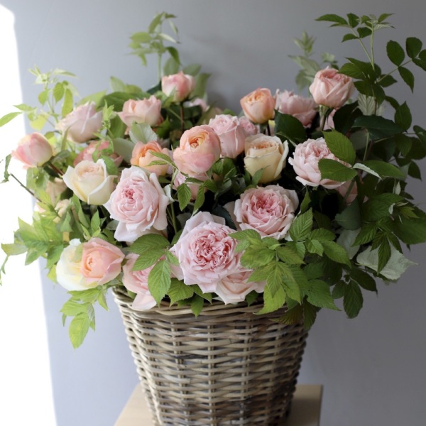 Garden roses of different sorts in a basket - Размер XL