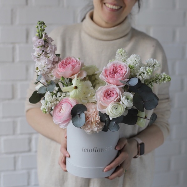 Surprise on a florisit taste in a hat box, light -  Размер S 