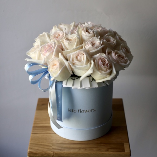 Light garden roses in a hat box - Размер M