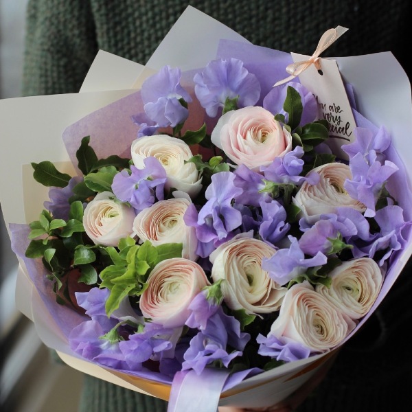 Ranunculus with Sweet pea - Размер S