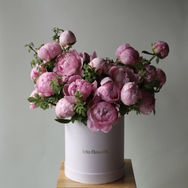 'High Summer' Peony hatbox bouquet  - Размер L