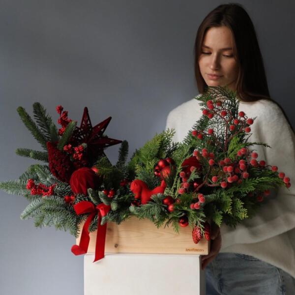 New Year's composition in a wooden box "Red velvet range" -  Размер L