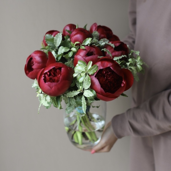 Burgundy Peonies in a vase - 9 пионов