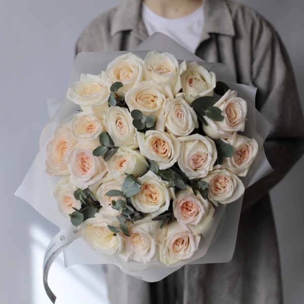 White Ohara Rose - 23 розы с зеленью