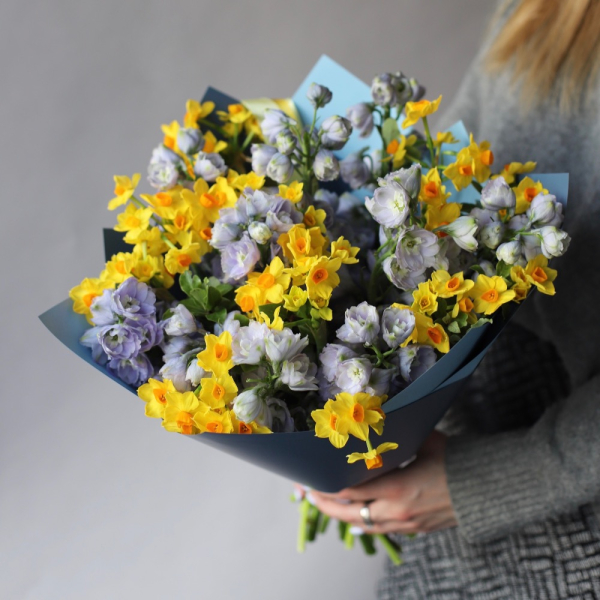 Spray Daffodils with Delphinium - Размер S