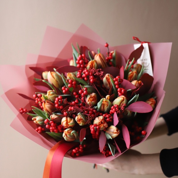 Tulips with Skimmia and Ilex - Размер M