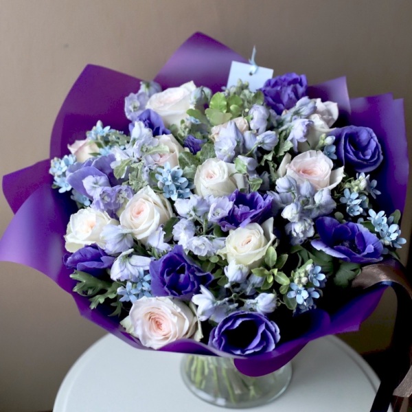 Garden Roses with  Delphinium, Anemone and Oxypetalum - Размер M 