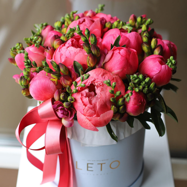 Peony with freesia in a hat box - Размер M