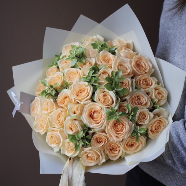 Peach roses - 39 роз с зеленью