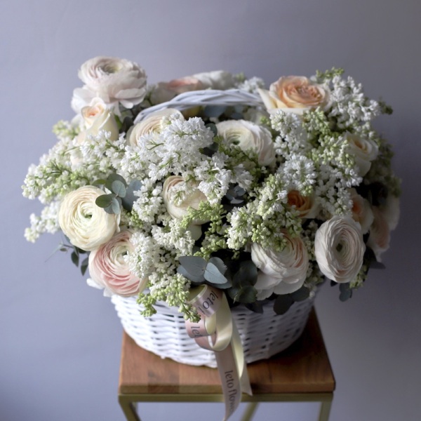 Ranunculus with Garden roses and Lilac in a basket - Размер L