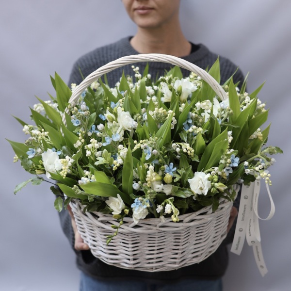 Lily of the Valley and spring flowers in a basket - Размер L
