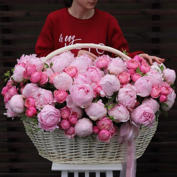 Peony with Spray Roses in a basket - Размер XL 