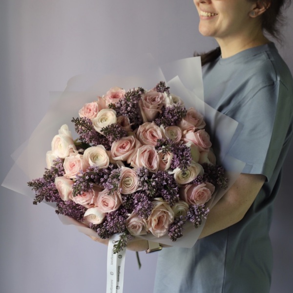 Garden Roses with Ranunculus and Lilac, bright - Размер между S и M 