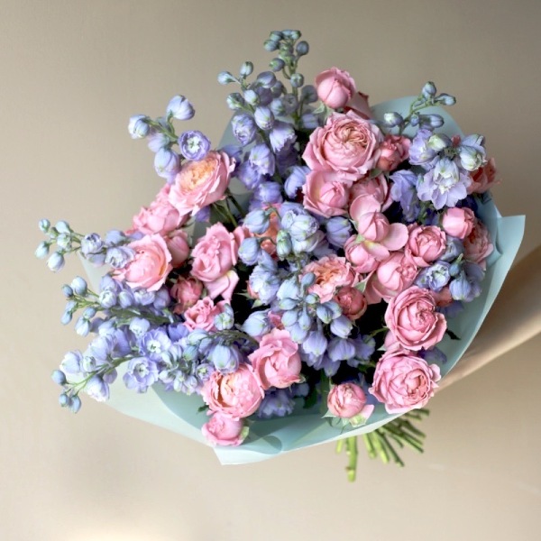 Spray garden Roses with Delphinium - Размер M