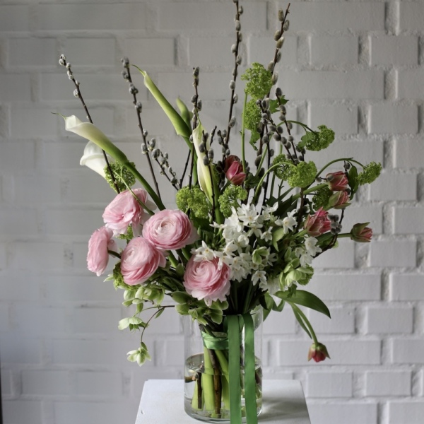 Easter Bouquet 'Spring is Dancing Through the Courtyards' - Размер M в вазе