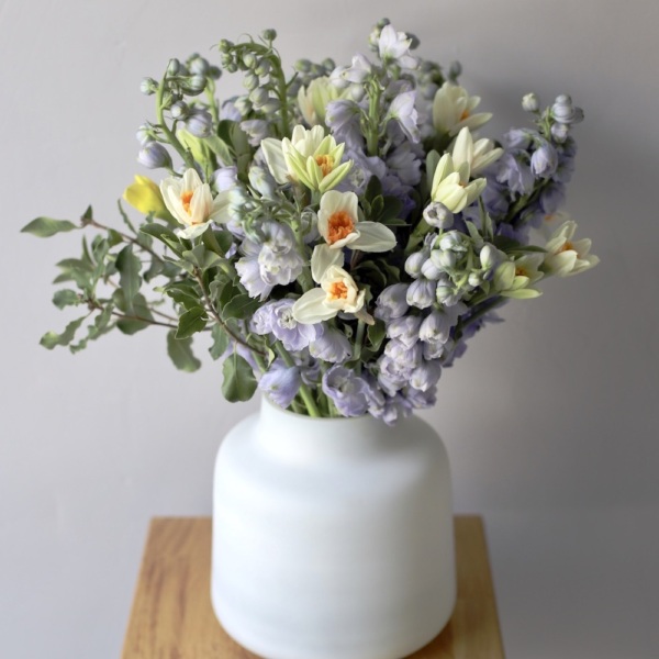 Daffodils with Delphinium - Размер S в вазе