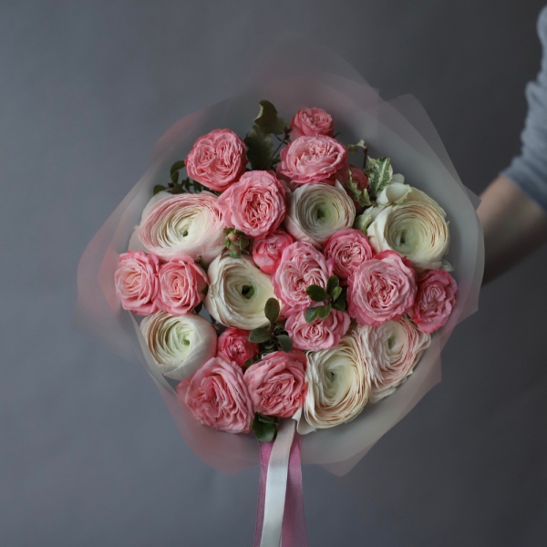 Ranunculus with Spray Roses - Размер S