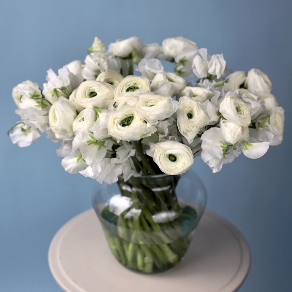 Ranunculuses with Sweet pea in a vase - Размер L 