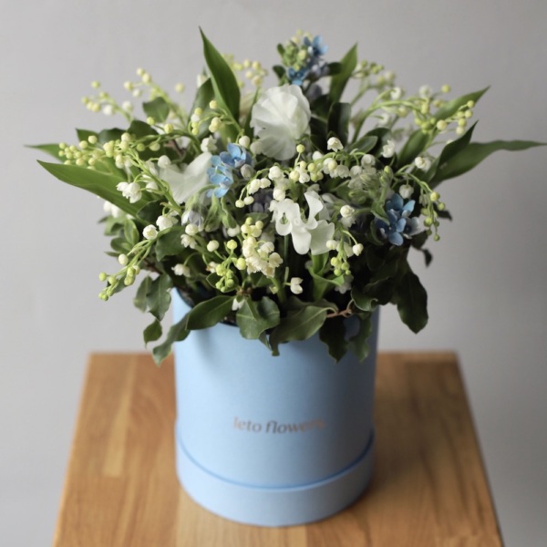 Lilies of the Valley with spring flowers in a hat box -  Размер S 