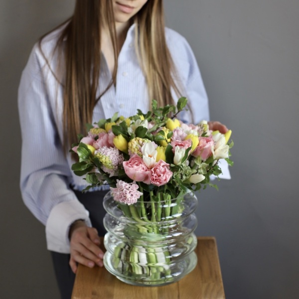 Daffodils with tulips and hyacinthus in a vase -  Размер M 