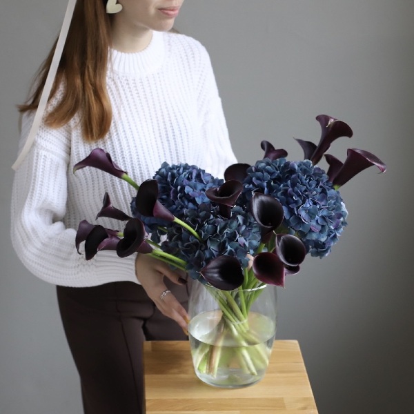 Hydrangea with Calla Lilies in a vase - Размер M  