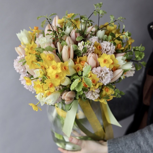 Daffodils with tulips and hyacinthus in a vase - Размер M