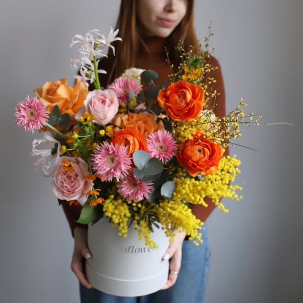 Surprise on a florisit taste in a hat box, bright -  Размер L 