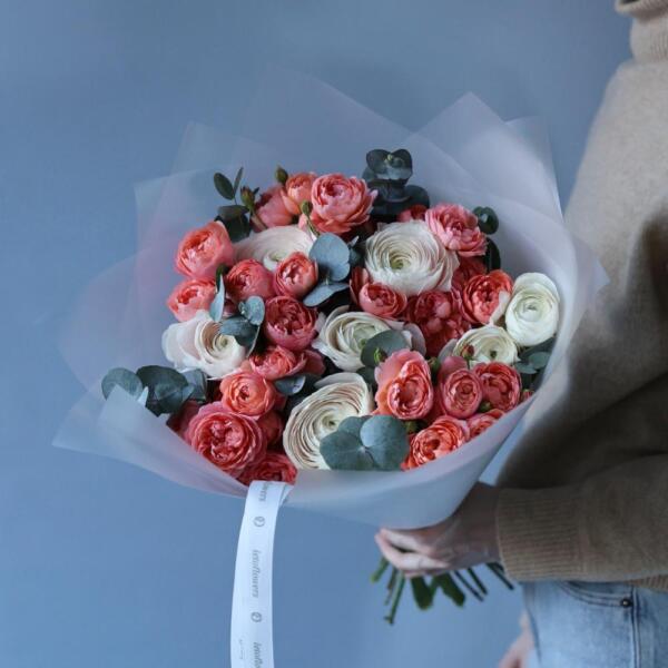 Ranunculus with Spray Roses - Размер S