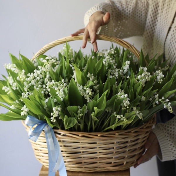 Lily of the Valley in a basket - 199 ландышей