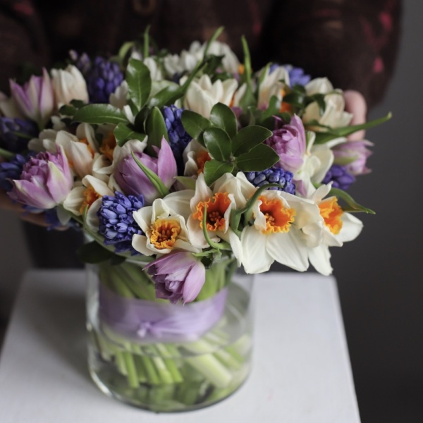 Daffodils with tulips and hyacinthus in a vase - Размер M