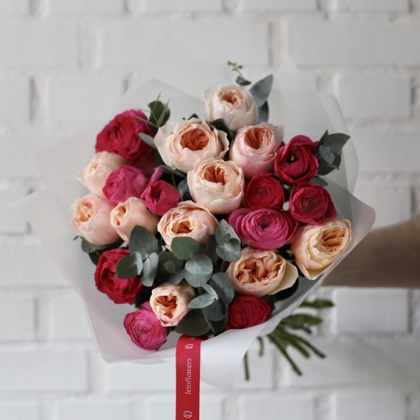 Ranunculus with Garden Roses, bright - Размер S