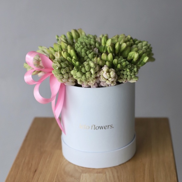 Hyacinths and Freesia in a hat box - Размер S