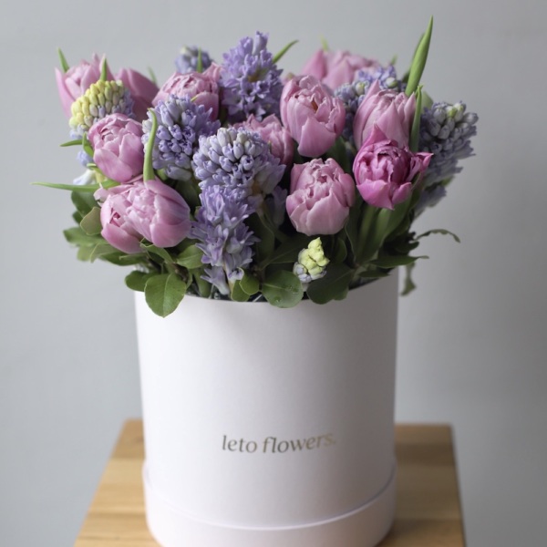 Tulips and Hyacinths in a hat box - Размер M