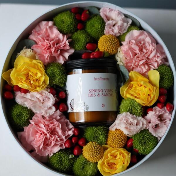 Hatbox with flowers and scented candle - Размер M