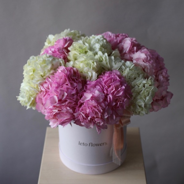 Colombian Hydrangeas in a hat box Colombian Hydrangeas in a hat box - Размер L
