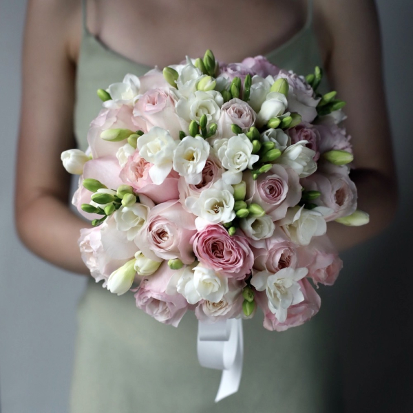 Bridal bouquet of Garden roses and Freesias - Размер S 
