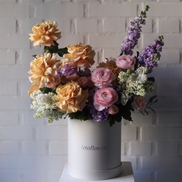Surprise on a florisit taste in a hat box, bright -  Размер L 