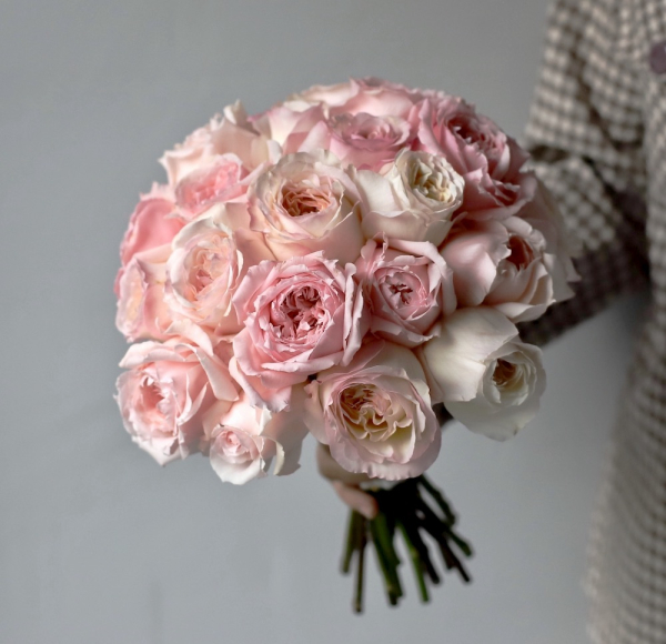 Bridal bouquet of mixed color Garden Roses -  Размер M 