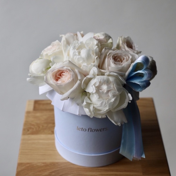 Peony with garden roses in a hat box