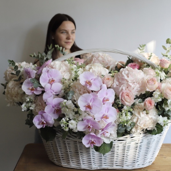 Basket with Hydrangeas, Stock, Garden Roses and Orchids -  Размер 3XL 