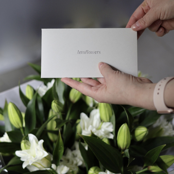 We add instructions and a card for your wishes to each bouquet