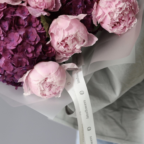 Beautiful ribbons and paper that fits your bouquet